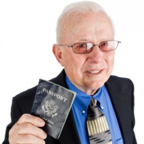  viaggiatore senior con il suo passaporto
