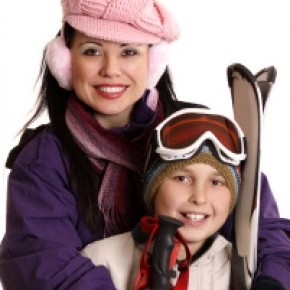 donna con suo figlio sciando nelle Alpi fimiglia uniparentale