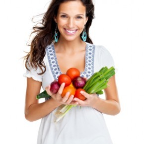 Vegetarierin mit Ihren Händen voller Gemüse. 