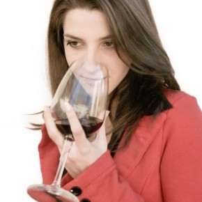 Frau beim testen eines edlen Weines